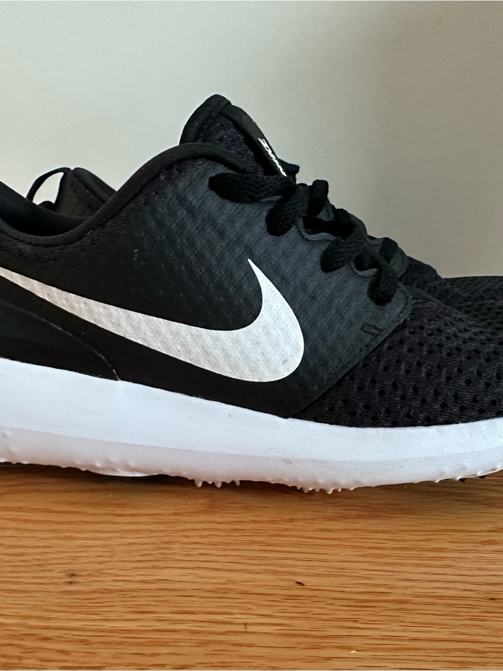 Nike Black and White Roche Golf Women's Lightweight Shoes